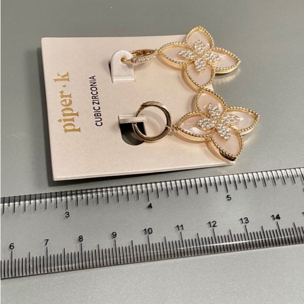 NWT Piper Gold and Mother of Pearl Fleur de lis Earrings - Picture 7 of 7